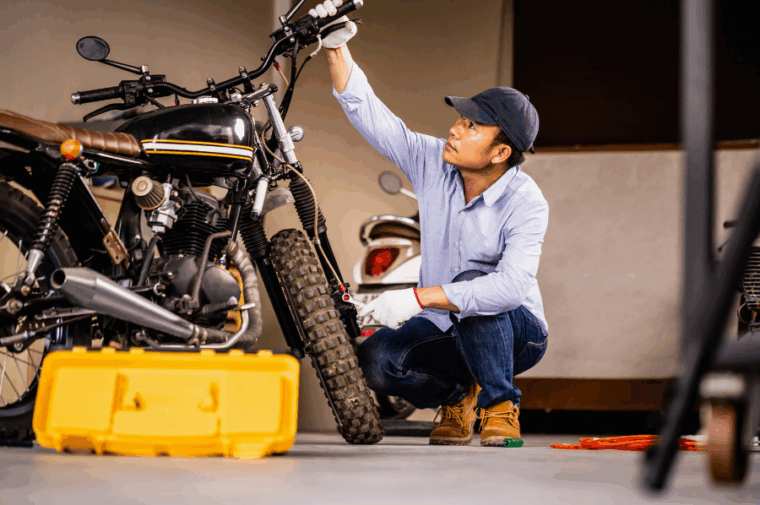 バイクをメンテナンスする様子