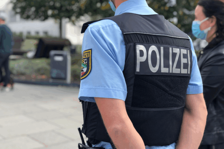 警官の後ろ姿