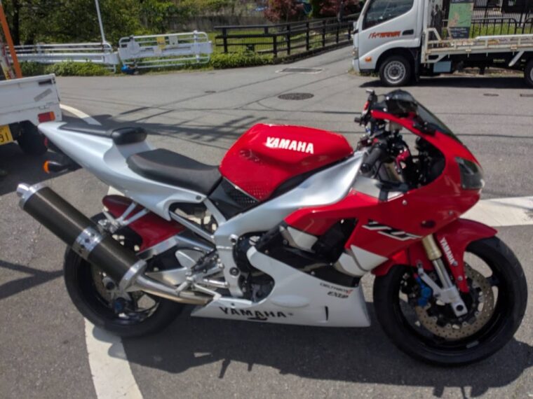 ヤマハ　YZF-R1